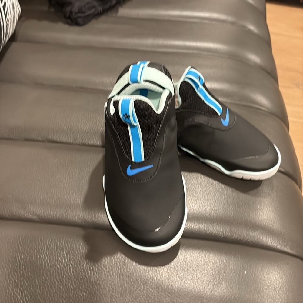 Nike Zoom Pulse Kid Shoes Size 4.5